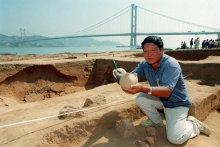 A file photo shows an archaeologist excavating the Tung Wan Tsai site in Ma Wan in 1997. 